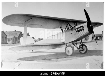 Cox-Klemin CO-1 P-377 à McCook Field pour évaluation. Les avions CO-1 et CO-2 (désignations de sociétés) étaient des biavions de reconnaissance Heinkel HD17 construits sous licence, équipés respectivement de moteurs Napier Lion et Liberty L-12. Le CO-1 a reçu la série d'évaluation de McCook sur le terrain P-377 et le CO-2 a été mis en série P-379. (Notez qu'il n'y a pas de lien avec les divisions d'ingénierie CO-1 et CO-2, qui étaient des désignations de l'armée américaine dans la catégorie d'observation des corps). Banque D'Images