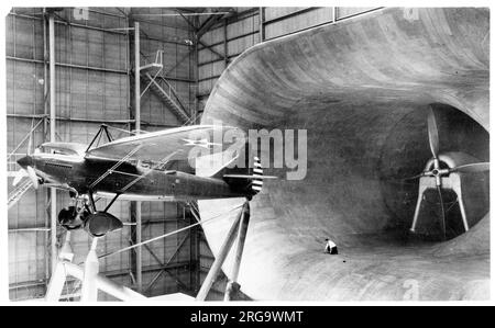 Douglas YO-31A 31-604 (msn 1069), monté dans le tunnel aérodynamique du Comité consultatif national de l'aéronautique (NACA) à Langley, en Virginie. 31-604 a été testé à Wright Field sous le nom de XYO-31A et a ensuite été testé dans le tunnel aérodynamique NACA à Langley en mai 1932, avant de retourner à Douglas à Santa Monica Banque D'Images