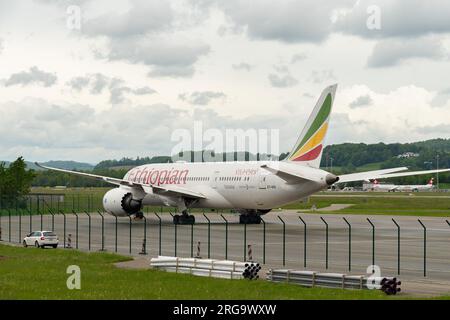 Zurich, Suisse, le 10 mai 2023 et-AOV Ethiopian Airlines Boeing 787-8 Dreamliner stationne sur l'aire de trafic Banque D'Images