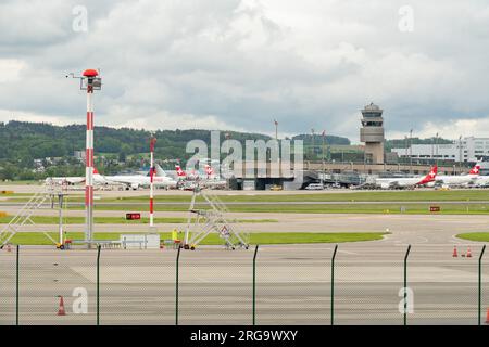 Zurich, Suisse, 10 mai 2023 paysages fascinants au-dessus de l'aéroport international Banque D'Images