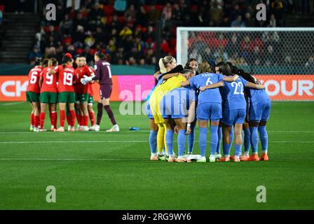 Adélaïde, Australie. 8 août 2023. Les joueuses des deux équipes se réjouissent avant le match de 16 entre la France et le Maroc lors de la coupe du monde féminine de la FIFA 2023 à Adélaïde, Australie, le 8 août 2023. Crédit : Li Yibo/Xinhua/Alamy Live News Banque D'Images