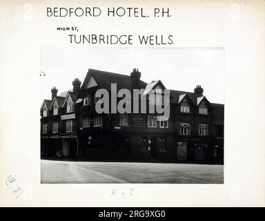 Photographie de l'hôtel Bedford, Tunbridge Wells, Kent. Le côté principal de l'imprimé (illustré ici) représente : coin sur la vue du pub. Le verso de l'imprimé (disponible sur demande) détails: Trading Record 1951 . 1961 pour l'hôtel Bedford, Tunbridge Wells, Kent TN1 1UX. En juillet 2018 . Anciennement Spa Bar maintenant juste le Bedford a Green King pub Banque D'Images