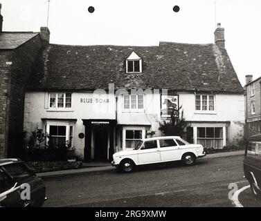 Photographie de Blue Boar pH, Chipping Norton, Oxfordshire. Le côté principal de l'imprimé (illustré ici) représente : face sur la vue du pub. Le verso de l'imprimé (disponible sur demande) détails: Rien pour le Blue Boar, Chipping Norton, Oxfordshire OX7 5NP. En juillet 2018 . Pub Youngs Banque D'Images