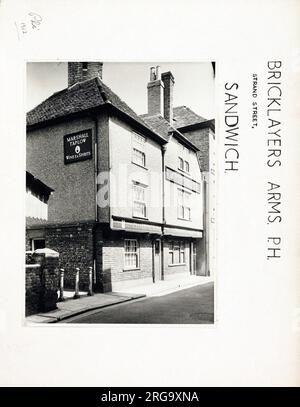 Photographie des bras de Bricklayers, Sandwich, Kent. Le côté principal de l'impression (illustré ici) représente : face gauche sur la vue du pub. Le verso de l'imprimé (disponible sur demande) détails: Trading Record 1950 . 1963 pour les Bricklavers Arms, Sandwich, Kent CT13 9DS. En juillet 2018 . Maintenant en usage résidentiel Banque D'Images