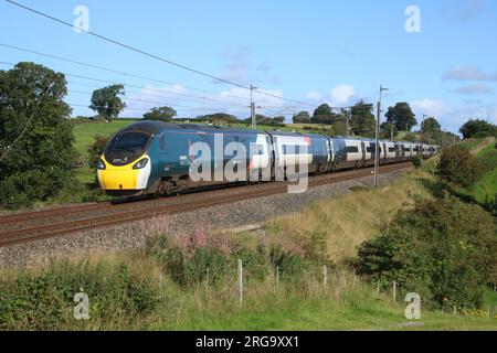 Avanti West Coast pendolino 390152, passage de Bay Horse dans le Lancashire sur West Coast main Line le mardi 8 août 2023 avec Anglo Scottish Express. Banque D'Images