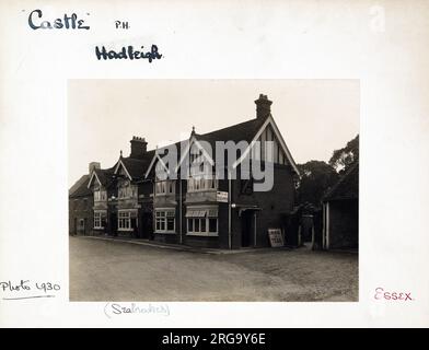 Photographie du château pH, Hadleigh, Essex. Le côté principal de l'impression (illustré ici) représente : face droite sur la vue du pub. Le verso de l'imprimé (disponible sur demande) détails: Trading Record 1928 . 1962 pour le château, Hadleigh, Essex SS7 2PB. En juillet 2018 . Pub Sizzling Banque D'Images