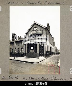 Photographie du château pH, Tottenham, Londres. Le côté principal de l'impression (illustré ici) représente : face droite sur la vue du pub. Le verso de l'imprimé (disponible sur demande) détails: Rien pour le château, Tottenham, Londres N17 8AQ. En juillet 2018 . Démoli depuis longtemps Banque D'Images