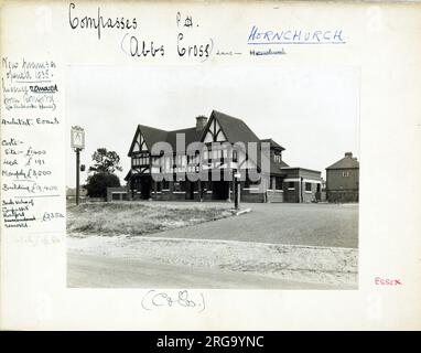 Photographie de Compasses pH, Hornchurch, Essex. Le côté principal de l'impression (illustré ici) représente : face droite sur la vue du pub. Le verso de l'imprimé (disponible sur demande) détails: Trading Record 1929 . 1962 pour les Compasses, Hornchurch, Essex RM12 4XS. En juillet 2018 . Construit en 1935 . Licence supprimée de Romford à ici. Récolteuse (Mitchells et Butlers) Banque D'Images