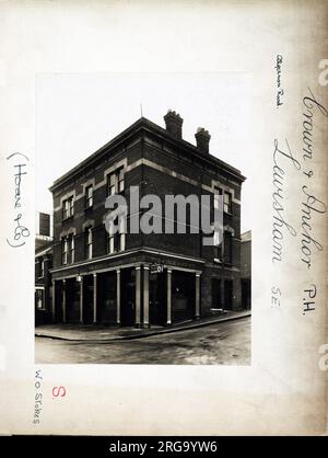 Photographie de Crown & Anchor pH, Lewisham, Londres. Le côté principal de l'imprimé (illustré ici) représente : coin sur la vue du pub. Le verso de l'imprimé (disponible sur demande) détails: Trading Record 1934. 1944 pour The Crown & Anchor, Lewisham, Londres SE13 7AR. En juillet 2018 . Démoli c2013 Banque D'Images