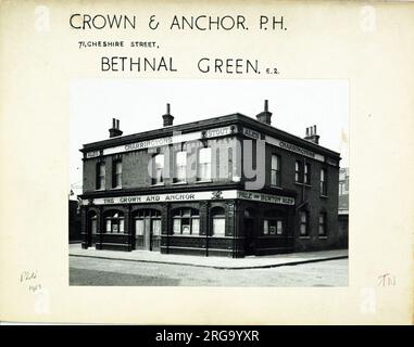 Photographie de Crown & Anchor pH, Bethnal Green, Londres. Le côté principal de l'impression (illustré ici) représente : face droite sur la vue du pub. Le verso de l'imprimé (disponible sur demande) détails: Trading Record 1939 . 1961 pour The Crown & Anchor, Bethnal Green, Londres E2 6EH. En juillet 2018 . Démoli Banque D'Images