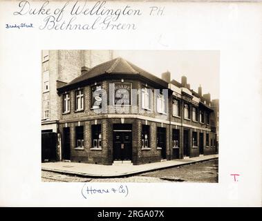 Photographie du duc de Wellington, pH, Bethnal Green, Londres. Le côté principal de l'imprimé (illustré ici) représente : coin sur la vue du pub. Le verso de l'imprimé (disponible sur demande) détails: Trading Record 1934 . 1961 pour le duc de Wellington, Bethnal Green, Londres E1 5DW. En juillet 2018 . Fermé en 2002 et démoli en 2008. Banque D'Images