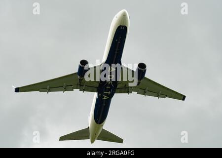 Zurich, Suisse, le 10 mai 2023 un Boeing 767-300 de Delta Airlines décolle de la piste 32 Banque D'Images