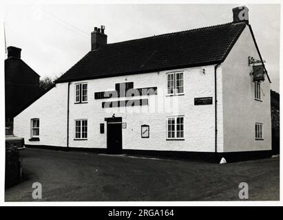 Photographie de Hare & Hounds pH, Axminster, Somerset. Le côté principal de l'impression (illustré ici) représente : face droite sur la vue du pub. Le verso de l'imprimé (disponible sur demande) détails : ID publique pour le lièvre et les monticules, Axminster, Somerset EX13 7PG. En juillet 2018 . Fermé en 1970 maintenant maison résidentielle appelée Old Inn Banque D'Images