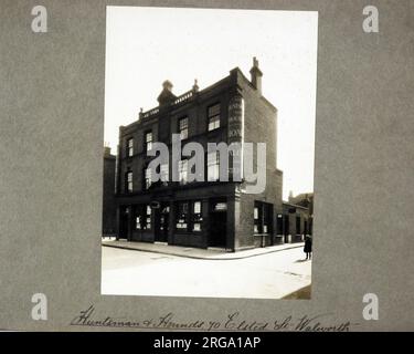 Photographie de Huntsman & Hounds pH, Walworth, Londres. Le côté principal de l'impression (illustré ici) représente : face droite sur la vue du pub. Le verso de l'imprimé (disponible sur demande) détails: Rien pour le Huntsman & Hounds, Walworth, Londres SE17 1QG. En juillet 2018 . Le Huntsman and Hounds a rouvert ses portes le 4th août 2016, fermé depuis 2013. Il a obtenu le statut de AVC à la suite d'une demande de la Walworth Society. Maison libre. Banque D'Images