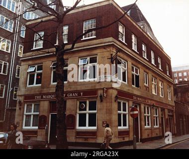 Photographie du marquis de Granby pH, Westminster, Londres. Le côté principal de l'impression (illustré ici) représente : coin de couleur sur la vue du pub. Le verso de l'imprimé (disponible sur demande) détails: Rien pour le marquis de Granby, Westminster, Londres SW1P 3RF. En juillet 2018 . Nicholson's (Mitchells et Butlers) Banque D'Images