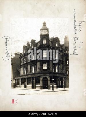 Photographie de Pagoda pH, Bermondsey, Londres. Le côté principal de l'imprimé (illustré ici) représente : coin sur la vue du pub. Le verso de l'imprimé (disponible sur demande) détails: Trading Record 1934 . 1961 pour la Pagode, Bermondsey, Londres SE1 4TR. En juillet 2018 . Renommé Hartley . Le restaurant O.Tower Caribbean a déménagé en septembre 2013 de deux portes. Fermé en mai 2014 et incendie le 19 juin 2014. Suite à une demande de planification réussie pour convertir les étages supérieurs à un hôtel tout en conservant un pub au rez-de-chaussée, le pub est maintenant offert à la location gratuitement. Banque D'Images