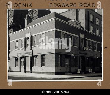 Photographie de Phoenix pH, Edgware, Londres. Le côté principal de l'imprimé (illustré ici) représente : coin sur la vue du pub. Le verso de l'imprimé (disponible sur demande) détails: Rien pour le Phoenix, Edgware, Londres NW8 8LE. En juillet 2018 . Fermé et remplacé par des méplats Banque D'Images