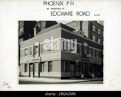 Photographie de Phoenix pH, Edgware, Londres. Le côté principal de l'imprimé (illustré ici) représente : coin sur la vue du pub. Le verso de l'imprimé (disponible sur demande) détails: Trading Record 1958 . 1961 pour le Phoenix, Edgware, Londres NW8 8LE. En juillet 2018 . Fermé et remplacé par des méplats Banque D'Images