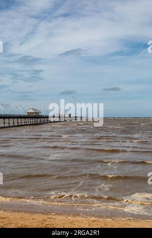 Vue sur la mer depuis Southport Beach, un jour d'été venteux Banque D'Images