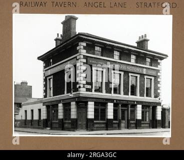 Photographie de Railway Tavern , Stratford, Londres. Le côté principal de l'impression (illustré ici) représente : face gauche sur la vue du pub. Le verso de l'imprimé (disponible sur demande) détails: Rien pour la taverne du chemin de fer, Stratford, Londres E15 1DB. En juillet 2018 . Propriété individuelle Banque D'Images