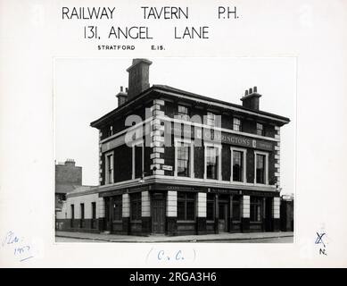 Photographie de Railway Tavern , Stratford, Londres. Le côté principal de l'impression (illustré ici) représente : face gauche sur la vue du pub. Le verso de l'imprimé (disponible sur demande) détails: Trading Record 1939 . 1961 pour la Railway Tavern, Stratford, Londres E15 1DB. En juillet 2018 . Propriété individuelle Banque D'Images