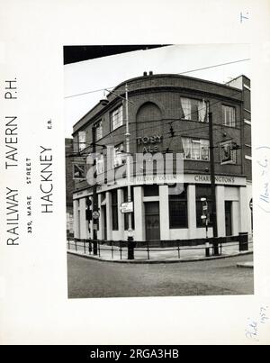 Photographie de Railway Tavern , Hackney (Nouveau), Londres. Le côté principal de l'imprimé (illustré ici) représente : coin sur la vue du pub. Le verso de l'imprimé (disponible sur demande) détails: Trading Record 1934 . 1961 pour la Railway Tavern, Hackney (Nouveau), Londres E8 1HY. En juillet 2018 . Fermé maintenant la boutique de Paris Paddy Power Banque D'Images