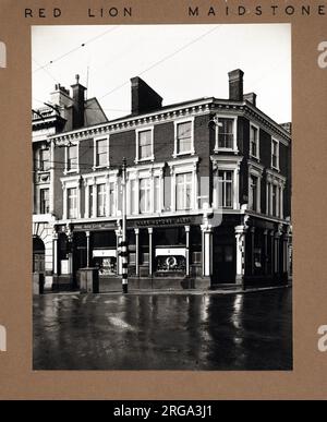 Photographie de Red Lion pH, Maidstone, Kent. Le côté principal de l'impression (illustré ici) représente : face droite sur la vue du pub. Le verso de l'imprimé (disponible sur demande) détails: Rien pour le Lion Rouge, Maidstone, Kent ME17 2PG. En juillet 2018 . Auberges d'entreprise Banque D'Images