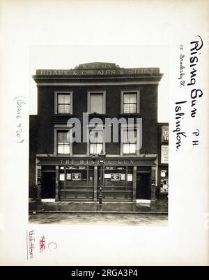 Photographie de Rising Sun pH, Islington, Londres. Le côté principal de l'imprimé (illustré ici) représente : face sur la vue du pub. Le verso de l'imprimé (disponible sur demande) détails: Trading Record 1934 . 1961 pour The Rising Sun, Islington, Londres N1 1EX. En juillet 2018 . Maintenant en usage résidentiel, une affiche de pub est toujours affichée. Banque D'Images