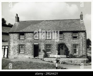 Photographie de Rose & Crown pH, Bridport, Dorset. Le côté principal de l'imprimé (illustré ici) représente : face sur la vue du pub. Le verso de l'imprimé (disponible sur demande) détails : pièce d'identité publique pour la Rose & Crown, Bridport, Dorset DT6 5QG. En juillet 2018 . Maintenant en usage résidentiel Banque D'Images