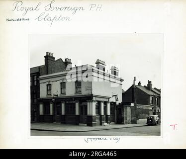 Photographie de Royal Sovereign pH, Clapton, Londres. Le côté principal de l'imprimé (illustré ici) représente : coin sur la vue du pub. Le verso de l'imprimé (disponible sur demande) détails: Trading Record 1934 . 1961 pour le souverain royal, Clapton, Londres E5 8RL. En juillet 2018 . Tavernes de punch Banque D'Images