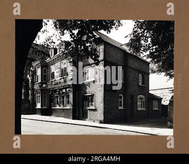 Photographie de Stag pH, Enfield, Grand Londres. Le côté principal de l'impression (illustré ici) représente : face droite sur la vue du pub. Le verso de l'imprimé (disponible sur demande) détails: Rien pour le Stag, Enfield, Greater London EN2 6PH. En juillet 2018 . Tavernes de punch Banque D'Images