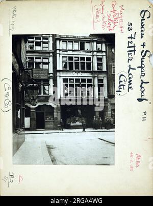 Photographie de Swan & Sugar Loaf pH, City, Londres. Le côté principal de l'imprimé (illustré ici) représente : face sur la vue du pub. Le verso de l'imprimé (disponible sur demande) détails: Trading Record 1919 . 1940 pour le Swan & Sugar Loaf, City, Londres EC4A 1AA. En juillet 2018 . Entièrement détruit par l'action de l'ennemi en mai 1941 Banque D'Images