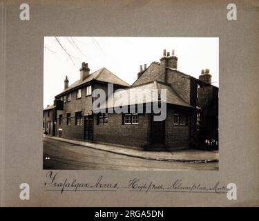 Photographie de Trafalgar pH, Merton, Londres. Le côté principal de l'impression (illustré ici) représente : face droite sur la vue du pub. Le verso de l'imprimé (disponible sur demande) détails: Rien pour le Trafalgar, Merton, Londres SW19 2JY. En juillet 2018 . Propriétaire . 23 chemin haut Banque D'Images