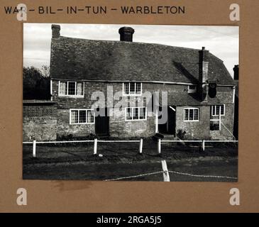 Photographie de War Bil à Tun pH, Warbleton, Sussex. Le côté principal de l'imprimé (illustré ici) représente : face sur la vue du pub. Le verso de l'imprimé (disponible sur demande) détails: Rien pour le baril de guerre à Tun, Warbleton, Sussex TN21 9BD. En juillet 2018 . Rebaptisé Canard noir, signalé comme fermé et probablement retourné à l'usage résidentiel Banque D'Images