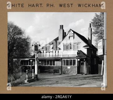 Photographie de White Hart pH, West Wickham, Grand Londres. Le côté principal de l'impression (illustré ici) représente : face droite sur la vue du pub. Le verso de l'imprimé (disponible sur demande) détails: Rien pour le White Hart, West Wickham, Greater London BR4 0LZ. En juillet 2018 . Auberge de confiance. Fermé comme un pub 2007-08? Date exacte inconnue. Devenu un restaurant, le Rioja, qui à son tour a fermé. Maintenant KFC Drive-through Banque D'Images