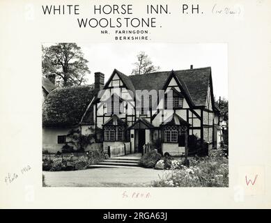 Photographie de White Horse Inn, Woolstone, Oxfordshire. Le côté principal de l'imprimé (illustré ici) représente : face sur la vue du pub. Le verso de l'imprimé (disponible sur demande) détails: Trading Record 1960 . 1963 pour le White Horse Inn, Woolstone, Oxfordshire SN7 7QL. En juillet 2018 . Arkell Banque D'Images