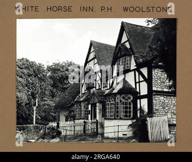 Photographie de White Horse Inn, Woolstone, Oxfordshire. Le côté principal de l'impression (illustré ici) représente : face droite sur la vue du pub. Le verso de l'imprimé (disponible sur demande) détails: Rien pour le White Horse Inn, Woolstone, Oxfordshire SN7 7QL. En juillet 2018 . Arkell Banque D'Images