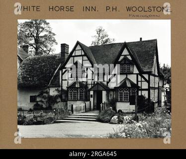 Photographie de White Horse Inn, Woolstone, Oxfordshire. Le côté principal de l'imprimé (illustré ici) représente : face sur la vue du pub. Le verso de l'imprimé (disponible sur demande) détails: Rien pour le White Horse Inn, Woolstone, Oxfordshire SN7 7QL. En juillet 2018 . Arkell Banque D'Images