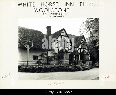 Photographie de White Horse Inn, Woolstone, Oxfordshire. Le côté principal de l'impression (illustré ici) représente : face gauche sur la vue du pub. Le verso de l'imprimé (disponible sur demande) détails: Rien pour le White Horse Inn, Woolstone, Oxfordshire SN7 7QL. En juillet 2018 . Arkell Banque D'Images