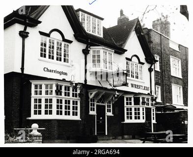 Photographie de Wrestlers pH, Highgate, Londres. Le côté principal de l'impression (illustré ici) représente : face gauche sur la vue du pub. Le verso de l'imprimé (disponible sur demande) détails: ID de photographe pour les Wrestlers, Highgate, Londres N6 4AA. En juillet 2018 . Tavernes de punch Banque D'Images