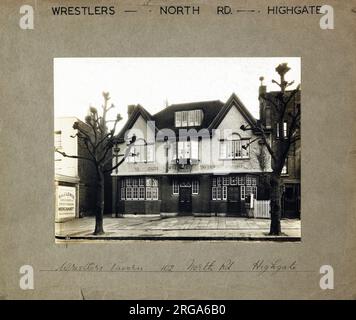 Photographie de Wrestlers pH, Highgate, Londres. Le côté principal de l'imprimé (illustré ici) représente : face sur la vue du pub. Le verso de l'imprimé (disponible sur demande) détails: Rien pour les Wrestlers, Highgate, Londres N6 4AA. En juillet 2018 . Tavernes de punch Banque D'Images