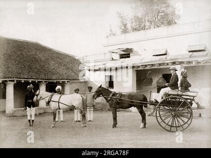 Photographie vintage du 19th siècle : poney et piège et serviteurs, Inde britannique Banque D'Images