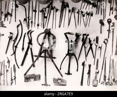 Photographie vintage du 19th siècle : instruments chirurgicaux trouvés à la maison du chirurgien à Pompéi, en Italie, après l'éruption du Vésuve Banque D'Images