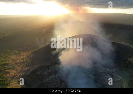 Panorama du cratère du volcan Masaya sur la lumière du coucher du soleil vue aérienne Banque D'Images