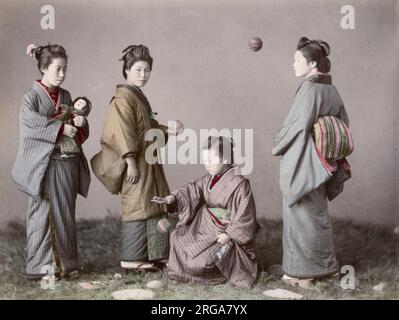 Un groupe de jeunes femmes jouant avec des balles, Japon. Photographie vintage du 19th siècle. Banque D'Images