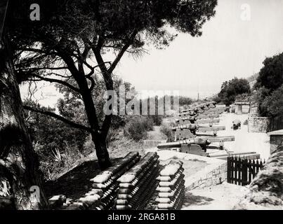 Photographie vintage du 19th siècle : batterie d'artillerie britannique sur les hauteurs au-dessus de la mer, Gibraltar Banque D'Images