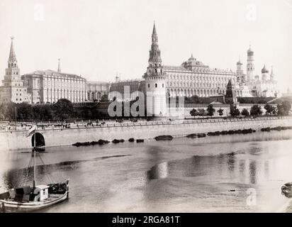 Vue sur le Kremlin de l'autre côté de la rivière, Moscou Russie. Photographie vintage du 19th siècle. Banque D'Images