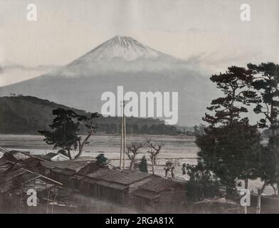 Mont Fuji Fujiyama, Iwabuchi, route Tokaido. Photographie vintage du 19th siècle. Banque D'Images