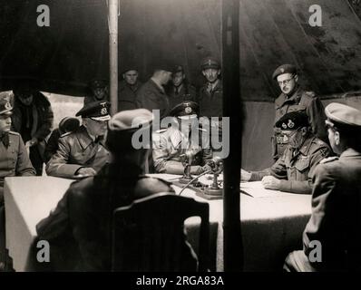 Fin de la Seconde Guerre mondiale - les officiers allemands se rendent au maréchal Montgomery, Luneberg Heath, 5 mai. Major Friedal, amiral Wagner, amiral von Friedeburg, général Kinzel, colonel Poleck Banque D'Images