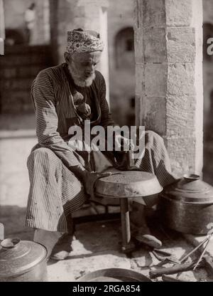 C.1900 Terre sainte Palestine Israël - un chaudronnier à Jérusalem Banque D'Images